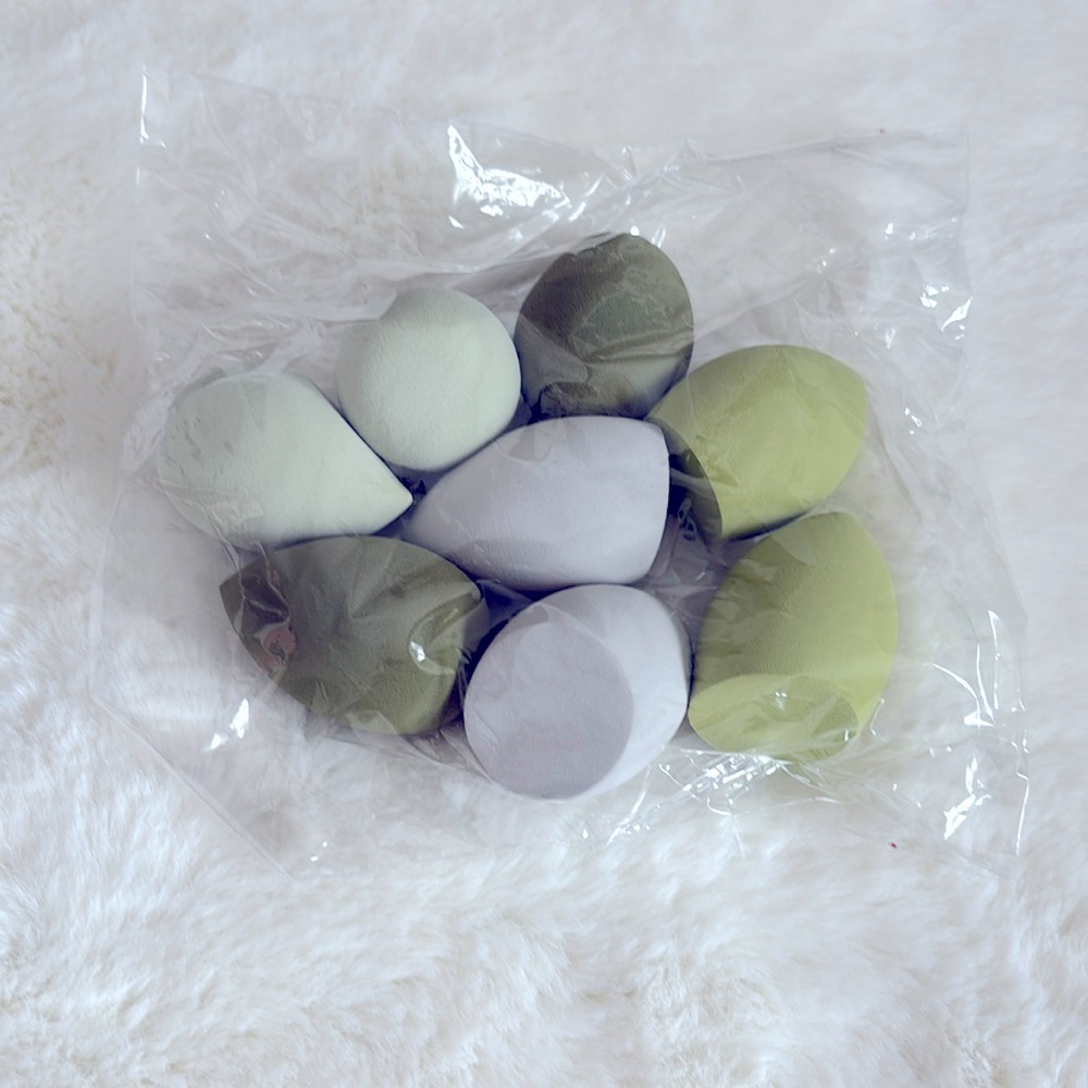 8 count green colored beauty makeup sponges